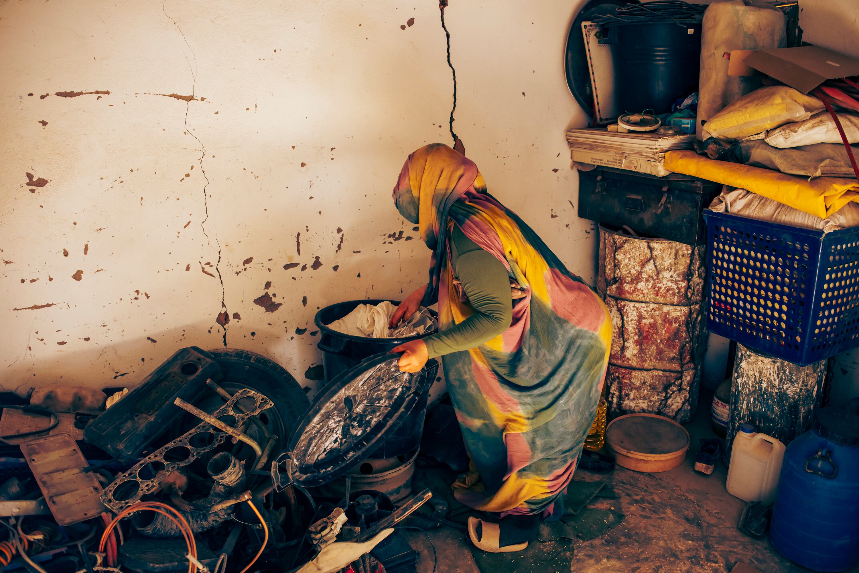 Hasina Mahfud Zadfi vive en la wilaya de Auserd, en Tinduf. Tan pronto recoge su cesta de alimentos, los almacena en una estancia de su vivienda dentro de unos bidones con tapa para que los ratones y los insectos ataquen la comida y la echen a perder. 