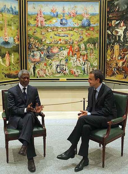 José Luis Rodríguez Zapatero, con Kofi Annan, ayer, en el Museo del Prado.