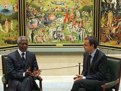 José Luis Rodríguez Zapatero, con Kofi Annan, ayer, en el Museo del Prado.