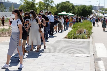 Cientos de personas en el hospital Enfermera Isabel Zendal esperando para vacunarse el 7 de julio.