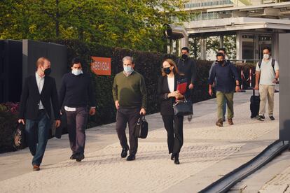 Agentes de la Guardia Civil a su salida de la sede de Abengoa tras el registro, este martes.