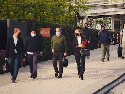 Agentes de la Guardia Civil a su salida de la sede de Abengoa tras el registro, este martes.