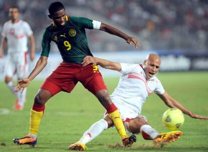 Samuel Eto&#039;o pugna con el tunecino Alaeddin Yahia