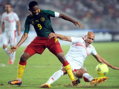 Samuel Eto'o pugna con el tunecino Alaeddin Yahia