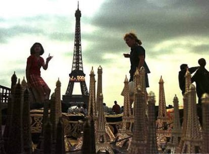Colección de pequeñas &#39;torres eiffel&#39; en ña plaza del Trocaderp de París. Al fondo , la verdadera torre, que anuncia 500 días para el año 2000