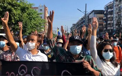 Manifestación contra el golpe militar, este domingo en Yangón.