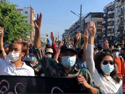 Manifestación contra el golpe militar, este domingo en Yangón.