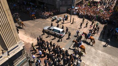 El cortejo fúnebre llega a la Catedral.