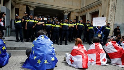 Partidarios de la oposición protestan contra el proyecto de ley sobre “agentes extranjeros” con banderas de Georgia y de la Unión Europea, el 28 de mayo en el centro de Tbilisi, capital del país.