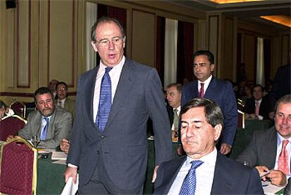 El vicepresidente Rodrigo Rato, en un acto sobre el petróleo. Sentado a la derecha, el presidente de Repsol, Alfonso Cortina, y en segundo plano, Pedro Meroño.