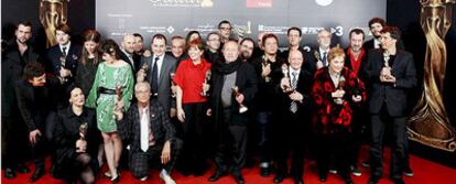 Foto de familia de los premiados con los primeros Gaudí de la Academia de Cine Catalán.