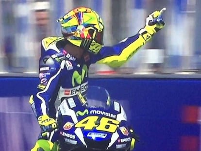 Rossi le dedica una peineta a Aleix Espargar&oacute;. 