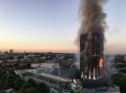 Torre residencial de 24 andares atingida pelas chamas na região centro-oeste de Londres.