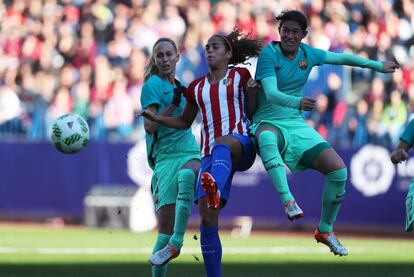 Line Roddick (d), Kenti Robles (c) y Miriam Diéguez (i), luchan por el esférico durante el partido entre el Atlético de Madrid y el Barcelona.