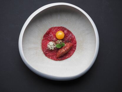 En octubre, los mejores restaurantes de España deleitan a sus comensales con originales creaciones culinarias, como este carpaccio de secreto de atún con tartar de vaca vieja y yema de codorniz.