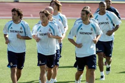 Raúl, Salgado y Helguera encabezan la carrera de la plantilla madridista en el entrenamiento del jueves.