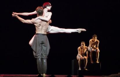 Escena d’Histoire d’Eux, que el Béjart Ballet porta a Peralada.