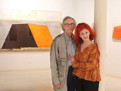 Christo y Jeanne-Claude, ayer, en la galería Joan Prats-Artgràfic de Barcelona.