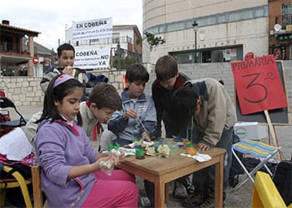 Alumnos del colegio Villa de Cobeña, en la clase improvisada ayer en la plaza del pueblo en protesta por la falta de aulas.