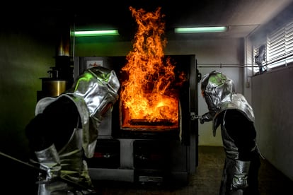 Juan Cruz y Victor Cruz preparan el horno crematorio del Panteón Municipal de Nezahualcóyotl en mayo de 2020; durante el primer pico de la pandemia en el Valle de México.