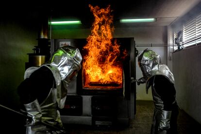 Juan Cruz y Victor Cruz preparan el horno crematorio del Panteón Municipal de Nezahualcóyotl en mayo de 2020; durante el primer pico de la pandemia en el Valle de México.