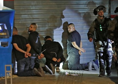 Grupos de árabes israelíes fueron detenidos en la ciudad de Lod por fuerzas israelíes durante los enfrentamientos.