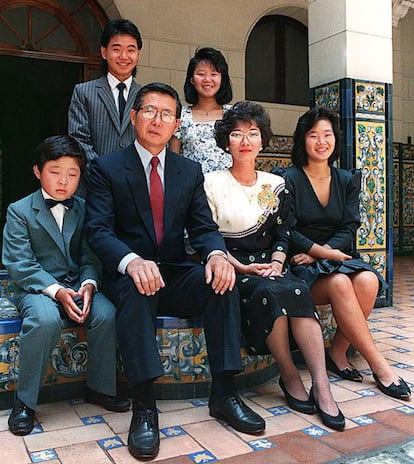 Foto de familia tomada en 1990 del entonces presidente Alberto Fujimori, su esposa Susana Higuchi y sus hijos