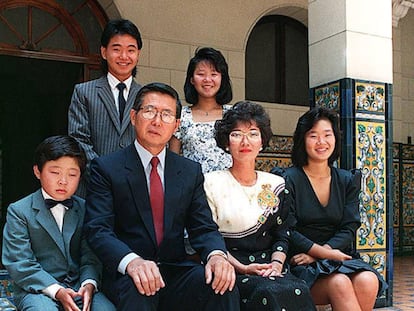 Foto de familia tomada en 1990 del entonces presidente Alberto Fujimori, su esposa Susana Higuchi y sus hijos.