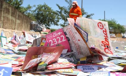 Gari limpa a rua um dia ap&oacute;s o primeiro turno de 2014, em Bras&iacute;lia.