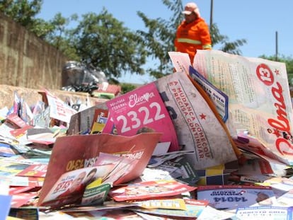 Gari limpa a rua um dia ap&oacute;s o primeiro turno de 2014, em Bras&iacute;lia.