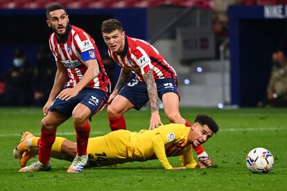 Koke y Trippier disputan el balón con Coutinho, en el suelo, durante el último encuentro entre el Atlético y el Barcelona.  / (AFP)