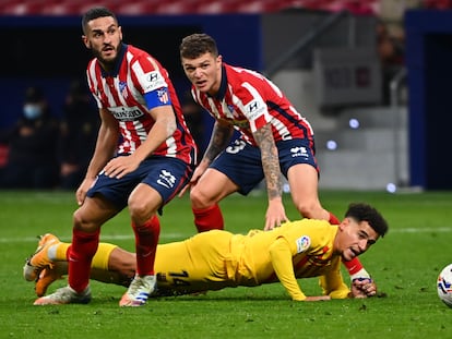 Koke y Trippier disputan el balón con Coutinho, en el suelo, durante el último encuentro entre el Atlético y el Barcelona.  / (AFP)