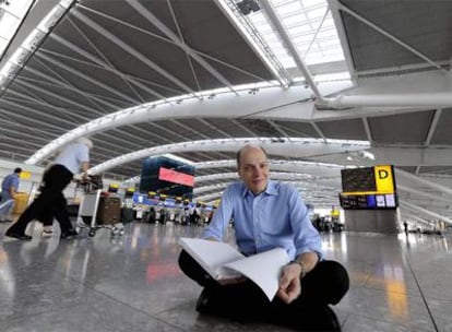 El escritor Alain de Botton, en la T-5 de Heathrow donde vivirá una semana.