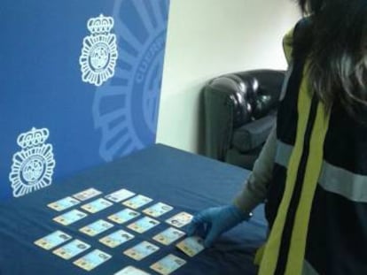 Imagen de los DNI con apellidos falsos requisados durante la operación.
