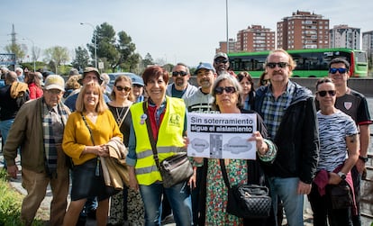 Los vecinos del número 610 del Paseo de Extremadura se unen a la protesta contra el nuevo plan del Ayuntamiento de Madrid para soterrar la A-5. Al frente y sosteniendo el cártel, Begoña Fernández.