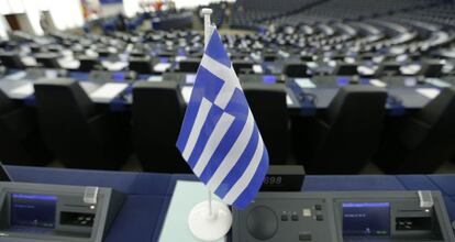 Bandera griega en el Parlamento Europeo.