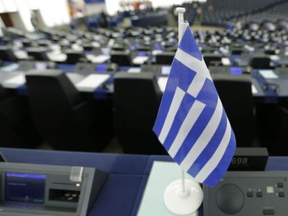 Bandera griega en el Parlamento Europeo.