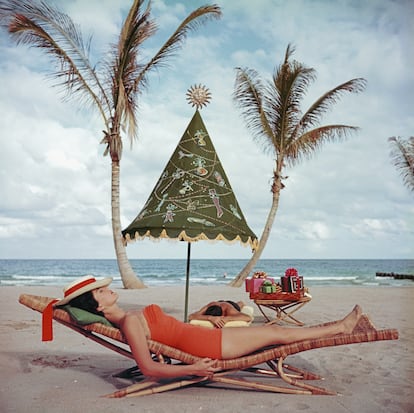 Una pareja tomando el sol en Palm Beach, Florida, en 1955.