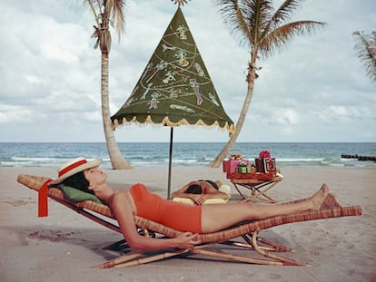 Una pareja tomando el sol en Palm Beach, Florida, en 1955.