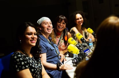 Uno de los momentos más especiales en la historia de 'Transrealidades' fue el día que visitaron la Cadena Ser, invitadas al programa de mayor audiencia de la radio española, Hoy por Hoy, dentro del espacio que dirige Macarena Berlín. Supuso para la compañía la posibilidad de extender el mensaje que querían transmitir a un público más mayoritario, ampliando la capacidad de lo que es un modesto montaje teatral. La buena acogida que tuvieron, y el desparpajo y la sensibilidad con la que se expresaron las actrices de la obra, provocó que, lo que iba a ser una pequeña intervención, se alargara durante media hora. En la fotografía, las cuatro actrices ríen en un momento de la entrevista en la Cadena Ser).