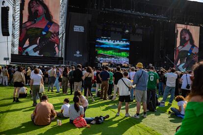 Familia con niños en la pasada edición del Primavera Sound en Barcelona, durante el concierto del grupo Black Country, New Road.