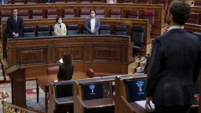 Pedro Sánchez i els vicepresidents Carmen Calvo i Pablo Igleasias durant el minut de silenci per les víctimes de la covid-19.