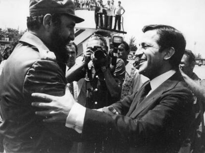 1978. O presidente do Governo da Espanha, Adolfo Suárez abraça o presidente de Cuba Fidel Castro, na chegada do mandatário espanhol ao aeroporto de Havana, durante uma viagem a Cuba.