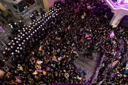 Miles de mujeres participan en la marcha con motivo del Día Internacional de la Mujer mientras la policía bloquea las carreteras adyacentes para impedirles el paso, este viernes en Estambul (Turquía).