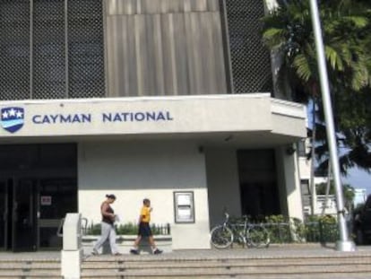 Fachada del banco nacional de las Islas Caim&aacute;n, en George Town.