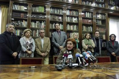 Maite Pagazaurtundua presenta el documento 'No a la impunidad' junto con otros representantes de víctimas del terrorismo.