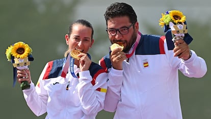 Los medallistas de oro de España Fátima Gálvez y Alberto Fernández posan con sus medallas en el podio después del partido de tiro olímpico por equipos mixtos durante los Juegos Olímpicos de Tokio 2020