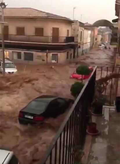 Fins a 230 litres d'aigua per metre quadrat van caure ahir a la tarda a la zona de Sant Llorenç, segons el Govern balear. A la imatge, inundacions a la localitat mallorquina de Sant Llorenç.