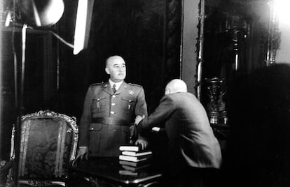 Francisco Franco durante un reportaje fotográfico.