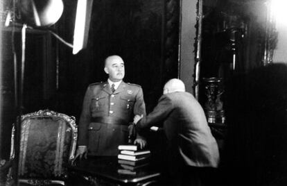 Francisco Franco durante un reportaje fotográfico.